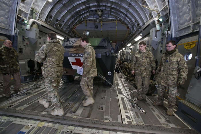 Xe bọc thép quân y được chuyển lên chuyên vận C-17 của Không quân Anh (ảnh chụp ngày 14/1/13)